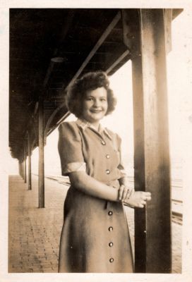 Beth Iris Vanlente 

THIS HAS BEEN RETURNED TO FAMILY

This photo has been Identified as Beth Iris VanLente

