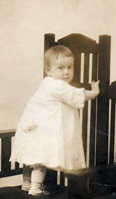 Pauline Hope Holcomb

THIS HAS BEEN RETURNED TO FAMILY

This Real Photo Postcard (RPPC) was Donated by Elaine Swan.

This is a Real Photo Postcard (RPPC) of "Pauline Hope Holcomb"

Pauline Hope Holcomb was the daughter of Herman Benjamin "Bill" Holcomb & Gurina Vike.
