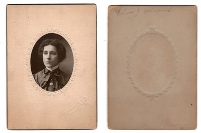 Edna J. Hummel

This photo mounted on board states: "Edna J. Hummel"

The Photographers name is "Medaris", Monticello, Illinois
